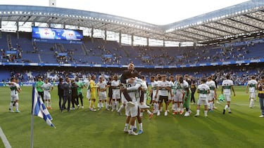 El Elche ganó 0-4 al Deportivo de la Coruña y certifica así su vuelta a Primera División. Jugadores y cuerpo técnico celebran el ascenso.