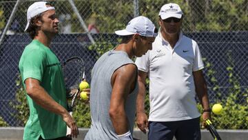 Toni Nadal, junto a Rafa Nadal y Carlos Moyà durante un entrenamiento en 2017.
