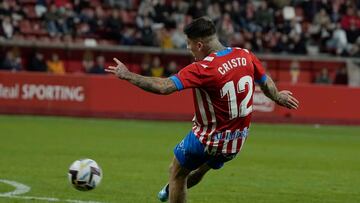 Cristo realiza un pase durante un partido.