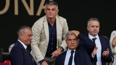 BARCELONA, 12/08/2024.- El presidente del Barcelona, Joan Laporta (2d) en la previa del torneo Joan Gamper, que Barcelona y Mónaco disputan este lunes en el estadio Olímpico Lluis Companys. EFE/ Alejandro García