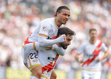 Raúl de Tomás se sube encima de Unai López tras anotar el penalti.