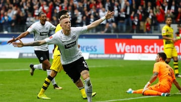 Soccer Football - Bundesliga - Eintracht Frankfurt vs Borussia Dortmund - Commerzbank-Arena, Frankfurt, Germany - October 21, 2017 Frankfurt's Marius Wolf celebrates scoring their second goal with Sebastien Haller as Borussia Dortmund’s Roman Burki looks dejected REUTERS/Kai Pfaffenbach DFL RULES TO LIMIT THE ONLINE USAGE DURING MATCH TIME TO 15 PICTURES PER GAME. IMAGE SEQUENCES TO SIMULATE VIDEO IS NOT ALLOWED AT ANY TIME. FOR FURTHER QUERIES PLEASE CONTACT DFL DIRECTLY AT + 49 69 650050