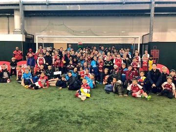 Los jugadores de Arsenal con los pequeños hinchas.