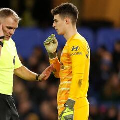 El Tottenham sanciona al hincha que lanzó un vaso a Kepa