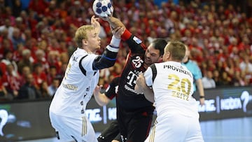 Chema Rodríguez, central del Veszprem, intentar superar la defensa del Kiel.