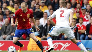 Andr&eacute;s Iniesta y Pavel Kaderabek.