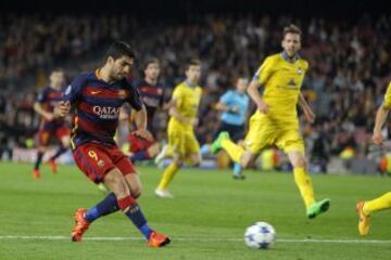 Pase de gol de Luis Suárez a Neymar que anota el 3-0