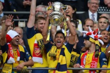 Alexis Sánchez celebra el título de la FA Cup.