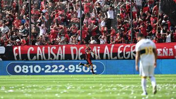 ROSARIO, ARGENTINA - OCTOBER 16: Juan Manuel García of Newell´s Old Boys celebrates after scoring his team's first goal during a match between Newell´s Old Boys and Boca Juniors as part of Liga Profresional 2022 at Estadio El Coloso del Parque Marcelo Bielsa on October 16, 2022 in Rosario, Argentina. (Photo by Luciano Bisbal/Getty Images)