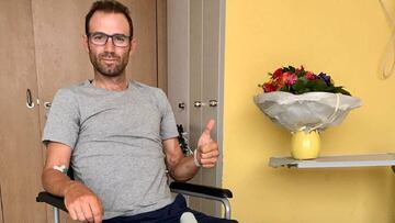 Alejandro Valverde posa fuera de la cama en el hospital de D&uuml;sseldorf.