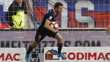 El jugador de Universidad de Chile Angelo Henriquez celebra despues de convertir un gol contra Universidad Católica.