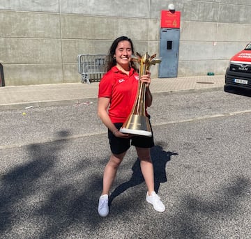 Fernanda Hidalgo junto al trofeo más importante de Europa.