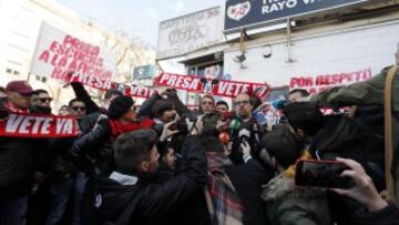 Las protestas de la afición de Rayo contra el fichaje de Zozulya y Martín Presa