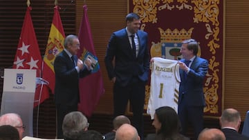 El 'momentazo' entre Almeida, atlético confeso, y Florentino con la camiseta del Madrid