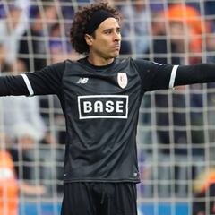 Guillermo Ochoa igualó con el líder de la Liga Belga