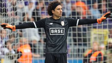 Guillermo Ochoa igualó con el líder de la Liga Belga