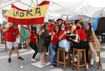 Ambiente de fiesta entre los seguidores de España y Polonia