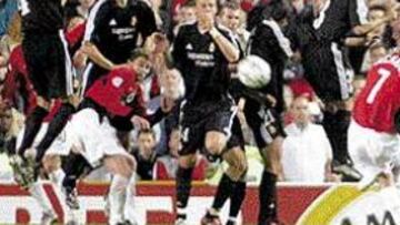 <b>EL MEJOR LANZADOR</B>. Beckham ya le ha hecho dos goles al Madrid de libre directo. En la imagen, el último que le marcó este año en Old Trafford.