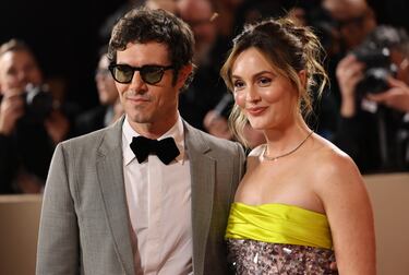Adam Brody y Leighton Meester  a su llegada a la gala de los Globos de Oro.