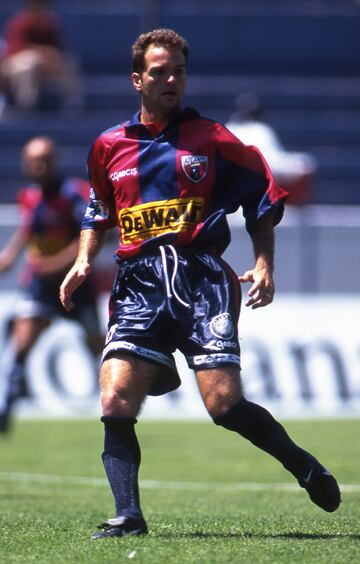 El primer campeón de goleo mexicano en torneos cortos, en el Invierno 1997 salió campeón de goleo con Atlante luego de anotar 12 goles.