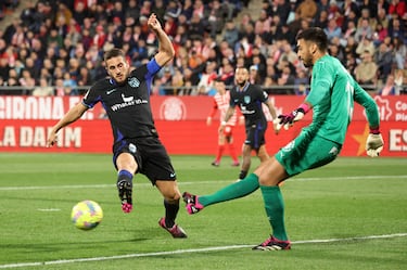 Paulo Gazzaniga despeja el balón, dentro de su área pequeña, ante la presión de Koke.