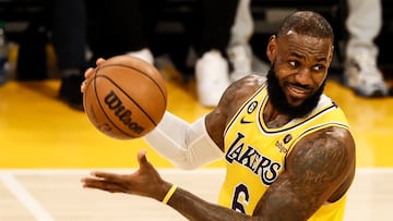 LeBron James, jugador de Los Angeles Lakers, en la NBA. 'El Rey' es el basquetbolista más popular en México, según datos de la liga.