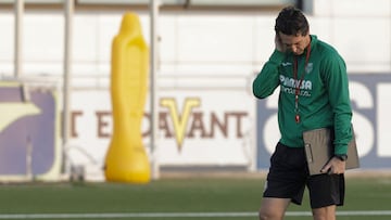 Unai Emery, pensativo en el último entrenamiento del Villarreal previo al partido contra el Young Boys.