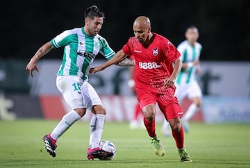 Enzo Hoyos en un partido del Beroe Stara Zagora de Bulgaria.