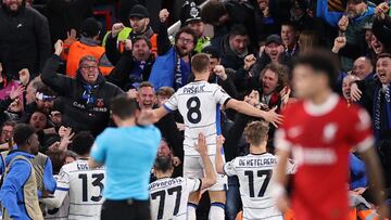 Mario Pasalic, jugador de la Atalanta, celebra el gol anotado en Anfield ante el Liverpool.