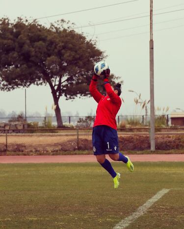Entrenar a oscuras y polerones regalados: las penurias de la arquera despedida de La Serena