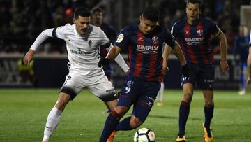 Juan Camilo &#039;El Cucho&#039; Hern&aacute;ndez durante un partido con el Huesca por la Segunda Divisi&oacute;n de Espa&ntilde;a