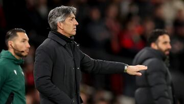 MANCHESTER (United Kingdom), 13/03/2025.- Real Sociedad head coach Imanol Alguacil gestures on the touchline during the UEFA Europa League Round of 16, 2nd leg soccer match between Manchester United and Real Sociedad, in Manchester, 13 March 2025. (Reino Unido) EFE/EPA/ADAM VAUGHAN