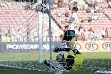 Futbol, Palestino vs Colo Colo
Tercera fecha, campeonato nacional 2018
El jugador de Palestino Roberto Gutierrez, fuera de la foto, marca su gol contra Colo Colo durante el partido de primera division disputado en el estadio Nacional de Santiago, Chile.
17/02/2018
Andres Pina/Photosport