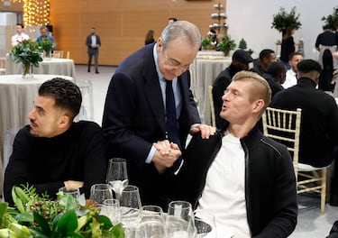 Florentino Pérez saludando a Toni Kroos.