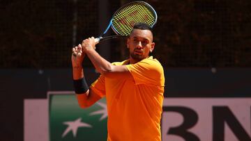 Nick Kyrgios devuelve una bola ante Casper Ruud durante su partido en el Masters 1.000 de Roma.