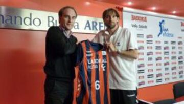 FICHAJE. Poeta, presentado ayer, no jugará hoy contra el Barça.
