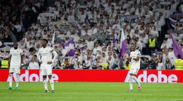 0-1. Antonio Rüdiger, Aurelien Tchouameni y David Alaba tras el gol de Martín Satriano.
