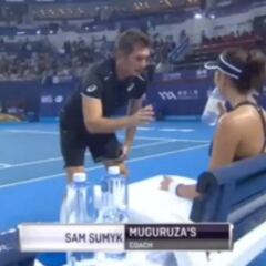 El entrenador de Muguruza vuelve a discutir con ella en la pista y le dice: "¡Que te jodan!"