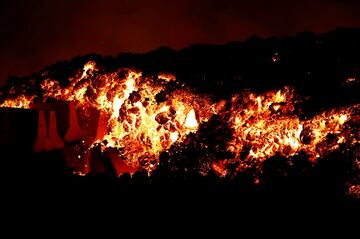 La erupción volcánica ayer (domingo 19 de septiembre) en los alrededores de Las Manchas, en El Paso (La Palma), después de que el complejo de la Cumbre Vieja acumulara miles de terremotos en la última semana, conforme el magma iba presionando el subsuelo en su ascenso. Las autoridades habían comenzado horas antes evacuar a las personas con problemas de movilidad en cuatro municipios.