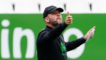 José Alberto López, entrenador del Racing, en El Sardinero.