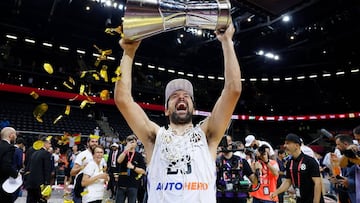 Sergio Llull levanta el título de campeón de la Euroliga 2023.