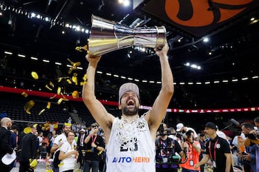 Llull aterrizó en el Real Madrid antes del playoff de 2007 y ha vivido el despegar del cohete blanco. Pocas semanas después de llegar, el Real conquistó la Liga Endesa de 2007 que fue el primero de los 28 títulos que el menorquín acumula en estas 18 temporadas. El base ha ganado tres Euroligas (2015, 2018 y 2023), ocho Ligas (2007, 2013, 2015, 2016, 2018, 2019, 2022 y 2023), siete Copas (2012, 2014, 2015, 2016, 2017, 2020 y 2024), nueve Supercopas (2012, 2013, 2014, 2018, 2019, 2020, 2021, 2022 y 2024) y la Intercontinental de 2015.