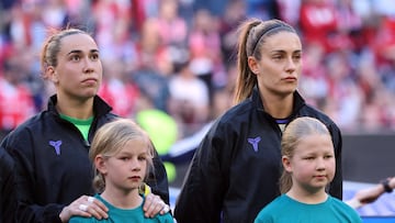 Soccer Football - UEFA Women's Champions League - Semi Final - First Leg - Bayern Munich v FC Barcelona - Allianz Arena, Munich, Germany - April 25, 2026 FC Barcelona's Alexia Putellas and Cata Coll with young mascots before the match REUTERS/Robin Rudel