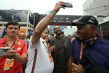 Will Smith posa para una foto con un aficionado.