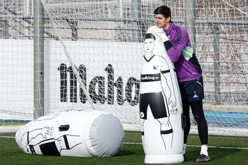 Courtois hace portería en el entrenamiento de esta mañana.