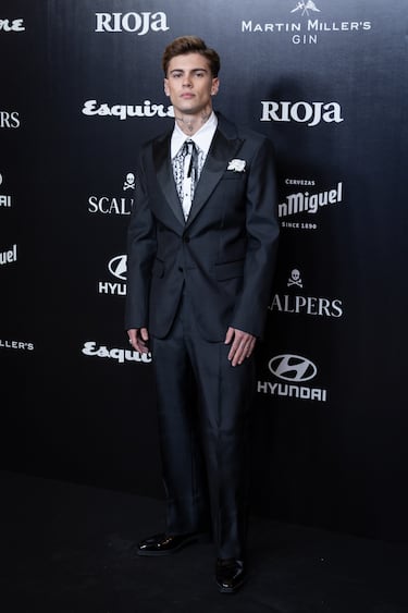 Víctor Pérez atiende a los medios a su llegada al posado de la gala de entrega de los Premios Hombres del Año Esquire en el Casino de Madrid.