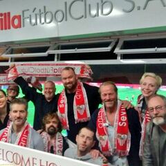 Los actores de Juegos de Tronos disfrutaron del Sevilla-Barça