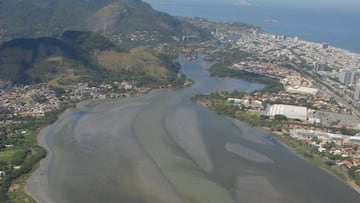 Las &ldquo;aguas muertas&rdquo; de las lagunas acaban en la playa de Barra da Tijuca.