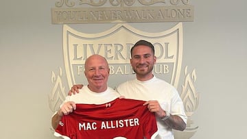 Carlos Mac Allister, con su hijo Alexis, del Liverpool.