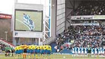 <B>DE ARSENAL A LEICESTER</B>. La Premier y sus aficionados
mostraron ayer su más enérgica repulsa a los atentados terroristas de Madrid y su solidaridad con las víctimas. El luto se apoderó ayer de la Liga inglesa.